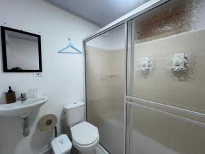 y baño con ducha, aseo y lavamanos. en Rockxy HOSTEL BY JR en Providencia