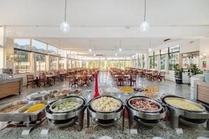 a cafeteria filled with lots of food on display at Hotel Golden Park Campinas Viracopos By Nacional Inn in Campinas