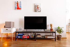Una sala de estar con un televisor de pantalla plana sobre una mesa. en Central Studio Apartment, en Pori