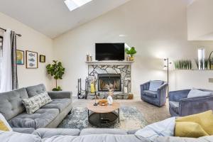 a living room with couches and a fireplace at Shalimar Townhome with Screened Porch 6 Mi to Beach in Shalimar