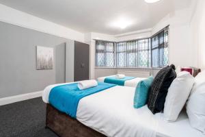 En eller flere senge i et værelse på 5 Bedroom House - 11 Guests - Huge Driveway for Parking - 316C - Top Rated - Netflix - Wifi - Smart TV