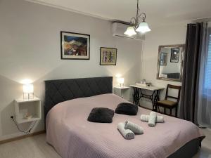 um quarto com uma cama com dois travesseiros em Rooms Barbieri Rovinj em Rovinj