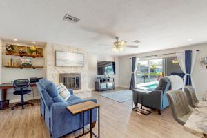 珊瑚角的住宿－Starry Sands，客厅配有蓝色椅子和壁炉