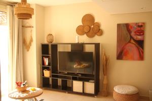 TV a/nebo společenská místnost v ubytování Mangroovy Gouna 1 BR apartment