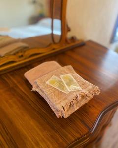 una mesa de madera con una servilleta y un espejo en Antico Casolare da Francesca, en Porto Viro