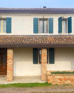 維羅港的住宿－Antico Casolare da Francesca，蓝色百叶窗和门廊的房子