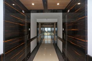 un pasillo con puertas de madera en un edificio en Hotel Victoria Royal, en Puri