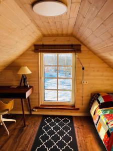 sypialnia z łóżkiem, biurkiem i oknem w obiekcie Maja Matsalu luhal 