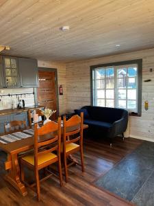 eine Küche und ein Esszimmer mit einem Tisch und einem Sofa in der Unterkunft Maja Matsalu luhal 