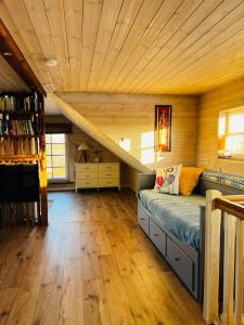 ein Schlafzimmer mit einem Bett in einem Zimmer mit einer Holzdecke in der Unterkunft Maja Matsalu luhal 