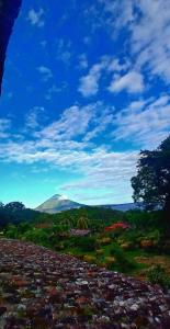 Blick auf einen Berg mit blauem Himmel und Wolken in der Unterkunft Finca Magdalena Eco Lodge in Balgue