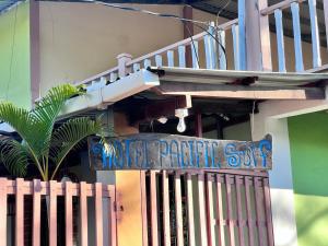 un panneau indiquant un hôtel prédisant le sexe sur le côté d'un bâtiment dans l'établissement Hotel Pacific Surf AC Room Best in Tunco Beach, à Tamanique