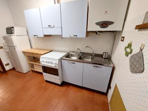 Elle comprend une petite cuisine équipée d'un évier et d'un réfrigérateur. dans l'établissement Laurel Apartment, à Sienne