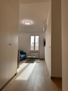 una sala de estar vacía con mesa y ventana en San Lorenzo Luxury, en Roma