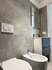 Un baño con un inodoro blanco y un lavabo. en San Lorenzo Luxury, en Roma