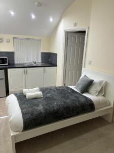 Kama o mga kama sa kuwarto sa Coventry Large Sleeps 5 Person 4 Bedroom 4 Bath House Suitable for BHX NEC Solihull Rugby Warwick Contractors Ricoh Arena NHS Short & Long Business Stays Free Parking for 2 Vehicles, Close to City Centre High Speed Wifi