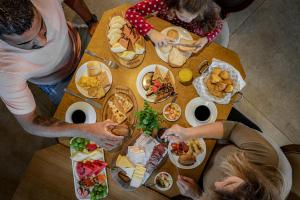 un grupo de personas sentadas alrededor de una mesa comiendo comida en Bella Gramado Resort & Spa by Gramado Parks, en Gramado