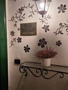 una pared con flores y un cartel en ella en B&B Museum, en Nápoles