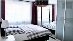 1 dormitorio con 2 camas y espejo en Hannover City Suite en Hannover