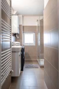 a small bathroom with a sink and a shower at EICH-Penthouse, zentral am Stadtwald mit Ausblick über die Stadt, 24h self check-in, Netflix, DisneyPlus in Hannover