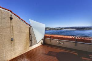 - Balcón con vistas al agua en Apartamento Faro de Suances, en Suances