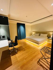 Postel nebo postele na pokoji v ubytování فندق السلطنة جازان -Alsltanah Jazan Hotel + 37 fotografií