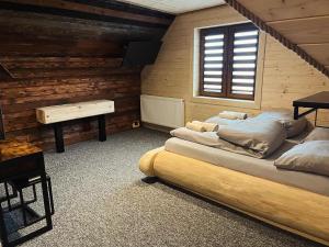 um quarto com 2 camas num quarto com uma janela em Trzy Kopce 