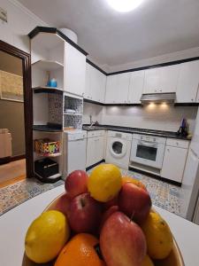 eine Schale Obst auf einem Tisch in der Küche in der Unterkunft Bilbao, a un paso. in Bilbao