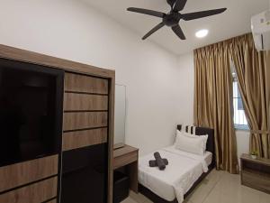 1 dormitorio con 1 cama y ventilador de techo en DESARU SERENITA Homestay NETFLIX WIFI, en Bandar Penawar