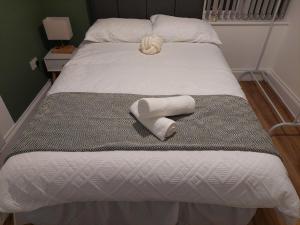 Posteľ alebo postele v izbe v ubytovaní Guest Apartments