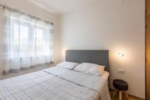 Un dormitorio con una cama grande y una ventana en Apartment Jagoda, en Postira