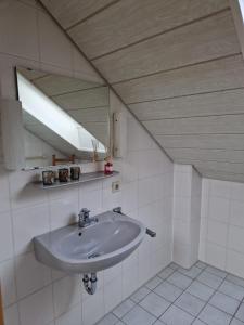 y baño con lavabo y espejo. en Ferienhaus im Seepark von Kirchheim en Kirchheim