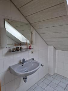 un bagno con lavandino e specchio di Ferienhaus 34 im Seepark von Kirchheim a Kirchheim