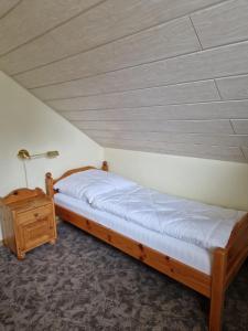 um quarto com uma cama e uma mesa de cabeceira em Ferienhaus im Seepark von Kirchheim em Kirchheim