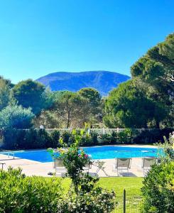 een zwembad met een berg op de achtergrond bij Villa Carlotta. Splendida villa sulla spiaggia. in Lido Di Fondi