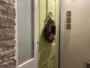 a green door with a wreath on it at The Hardy Room in Windsor