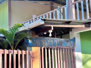 Hotel Pacific Surf Room with AC best place in Tunco في Tamanique: علامة على الفندق توقع الجنس على جانب المبنى