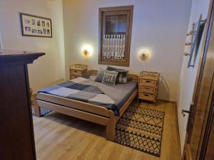 ein Schlafzimmer mit einem Bett und zwei Nachttischen in der Unterkunft Paltán Vendégház in Borzont