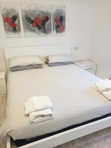 A bed or beds in a room at MARE CALMO appartamento con parcheggio