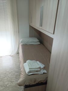 A bed or beds in a room at MARE CALMO appartamento con parcheggio