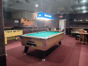 un tavolo da biliardo in una stanza con bar di The Lodge at Russell - Russell Inn a Russell