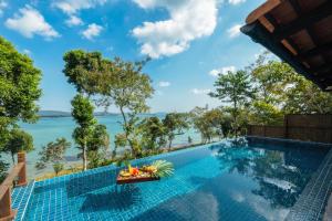 Der Swimmingpool an oder in der Nähe von Green Bay Phu Quoc Resort & Spa