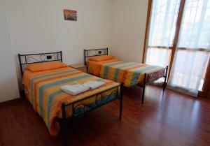 a bedroom with two beds and a window at BBgreen in Pero