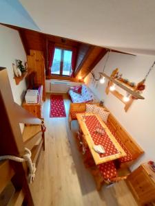 an overhead view of a room with a bed and a table at La casa dello stambecco in Tarvisio