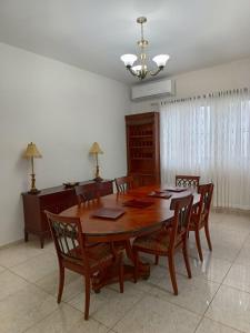 - une salle à manger avec une table et des chaises en bois dans l'établissement FINCA LUZ DEL MAR, à Topolobampo