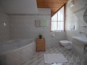 Ένα μπάνιο στο Appartements Michael