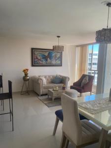 Apartamento norte Barranquilla 2 habitaciones في بارانكويلا: غرفة معيشة مع أريكة وطاولة