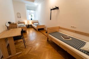 Habitación con cama, mesa y escritorio. en Anna House, en Maribor