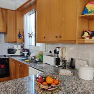 een keuken met een fruitschaal op een aanrecht bij Quiet holiday house near the beach in Menevi