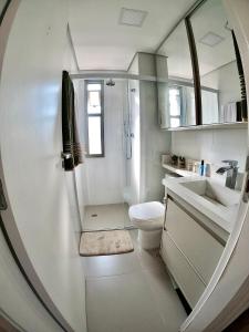 サンパウロにあるAconchegante na Vila Marianaのバスルーム(トイレ、洗面台、鏡付)
